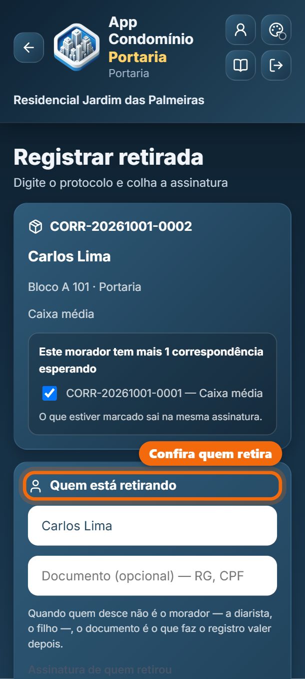 Passo 3: Confira quem está retirando. Se o morador tem outras encomendas esperando, elas aparecem marcadas e saem juntas.