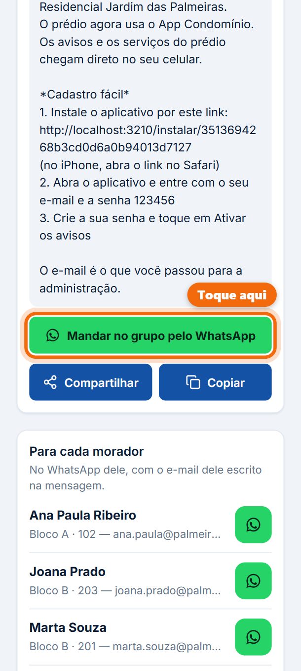 Passo 2: Toque em Mandar no grupo pelo WhatsApp: vai a mensagem pronta, com o link para instalar o aplicativo. Mais abaixo, cada morador tem o seu botão do WhatsApp, com o e-mail de login escrito na mensagem.